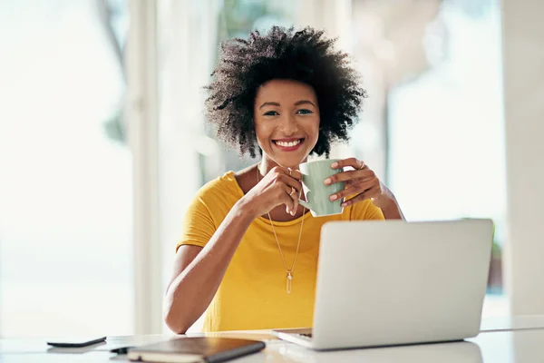 Laptop Kaffee Und Blog Mit Porträt Einer Schwarzen Frau Für — Stockfoto