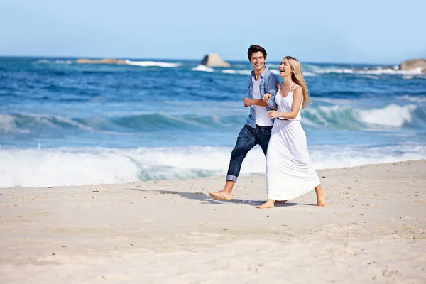 Glückliche Flitterwochen Ein Glückliches Junges Paar Genießt Einen Romantischen Spaziergang — Stockfoto