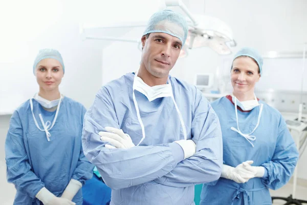 Selbstbewusste Chirurgen Porträt Zweier Krankenschwestern Und Eines Arztes Mit Krankenhausschrubben — Stockfoto