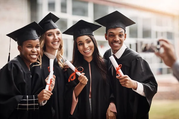 笑顔と誇りを屋外で大学グループの学生 卒業生と卒業証書 大学の達成を祝うために興奮して多様性の男性と女性 教育の成功と大学院のメモリや写真 — ストック写真
