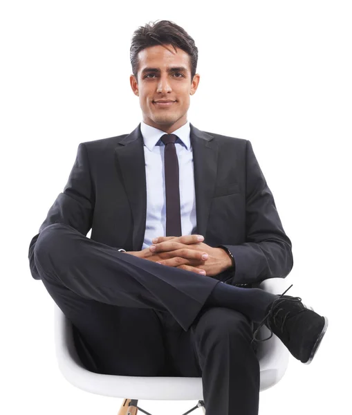 彼は仕事が好きだ 白い背景を背景に椅子に座っているハンサムな若いビジネスマンの肖像画 — ストック写真