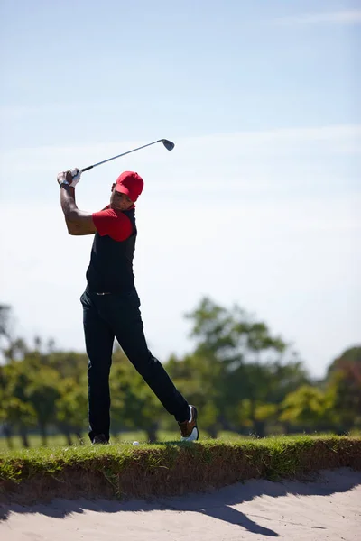 Šampión Čipu Pohledný Mladý Muž Hrající Golf — Stock fotografie