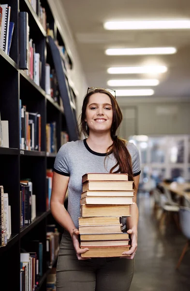Donna Studente Con Pila Libri Biblioteca Ricerca Progetto Studiare Imparare — Foto Stock