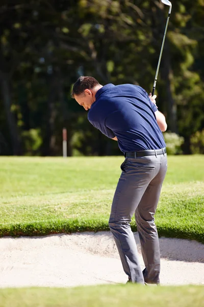 Träning Ger Färdighet Stilig Mogen Man Som Spelar Golf — Stockfoto