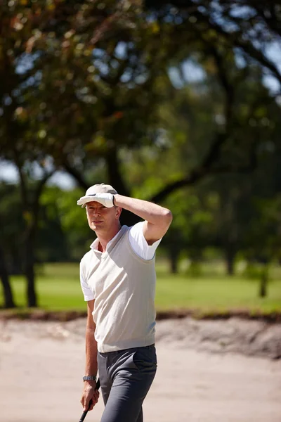 Střelil Jsem Díry Pohledný Dospělý Muž Hrající Golf — Stock fotografie