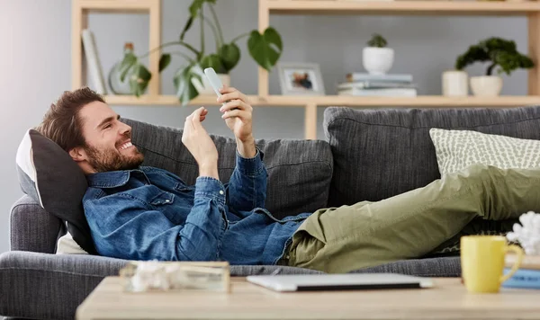 Soziale Netzwerke Mann Mit Smartphone Auf Sofa Und Hause Wohnzimmer — Stockfoto