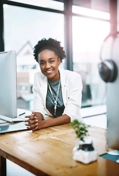 Empleada Retrato Mujer Negra Con Sonrisa Oficina Computadora Con Desarrollo —  Fotos de Stock
