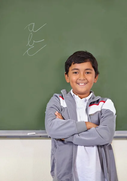 Beste Manier Leren Een Jonge Etnische Jongen Schrijft Het Schoolbord — Stockfoto