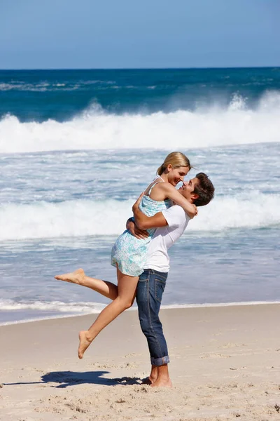 夏天的情人一对快乐的年轻夫妇在海滩上共度浪漫的一天 — 图库照片