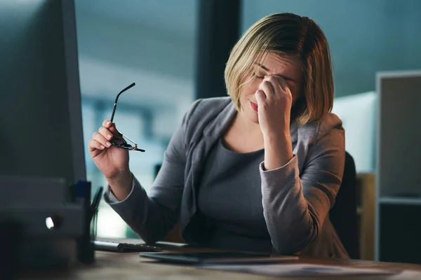 Fájdalom Fejfájás Üzletasszony Irodában Fáradtság Vagy Fáradtság Késő Éjjel Számítógépen — Stock Fotó