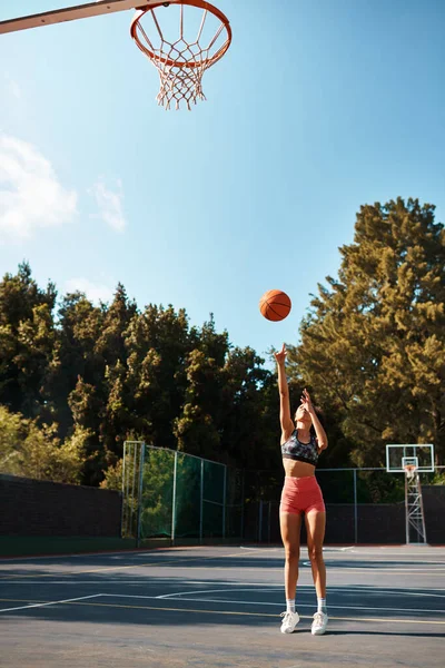 Allt Som Krävs Allt Har Sportig Ung Kvinna Kastar Basket — Stockfoto