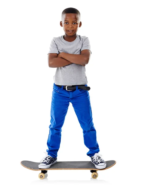 Просто Хочу Кататися Студійний Знімок Милий Маленький Хлопчик Позує Скейтбордом — стокове фото