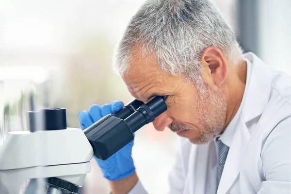 Microscopio Ciencia Rostro Del Hombre Laboratorio Para Investigación Análisis Médicos — Foto de Stock