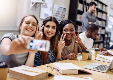 Kadınlar grubu, selfie ve kolej kütüphanesi. Sosyal ağ için gülümseme, mutluluk ve çeşitlilik. Kız, arkadaş ve fotoğrafçılık, profil fotoğrafı ve dayanışma, eğitim veya destek blogu için mutlu.