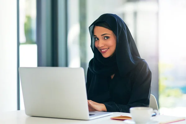 Empreendedorismo Laptop Mulher Retrato Com Muçulmano Dubai Com Sorriso Para — Fotografia de Stock