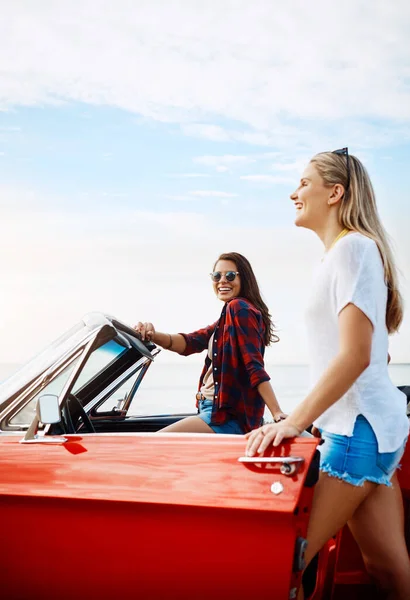Abenteuerlustige Zwei Glückliche Junge Frauen Die Einen Gemeinsamen Sommer Roadtrip — Stockfoto