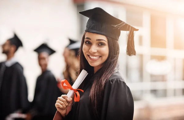Mujer Graduación Retrato Estudiante Universitario Con Diploma Sonrisa Aire Libre — Foto de Stock