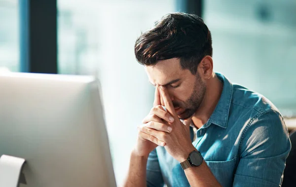 Baş Ağrısı Stres Bilgisayardaki Yorgun Adamı Anksiyete Kriz Teknoloji Problemi — Stok fotoğraf