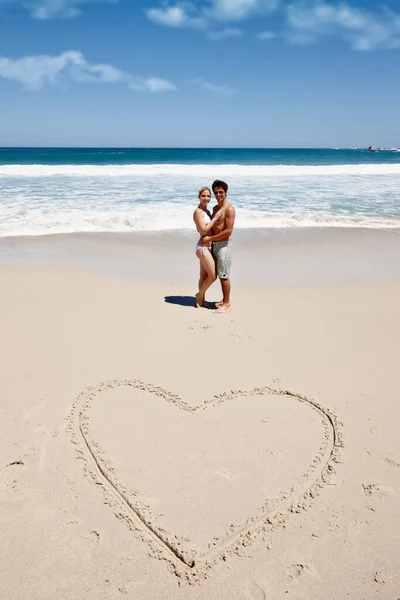 爱上了生活 一对年轻夫妇在沙滩上享受一段浪漫的时光 旁边是在沙滩上心动的图画 — 图库照片