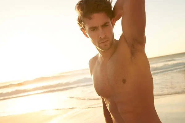 ビーチで男性の美しさ 夕暮れ時に浜に立つハンサムな白人青年 — ストック写真