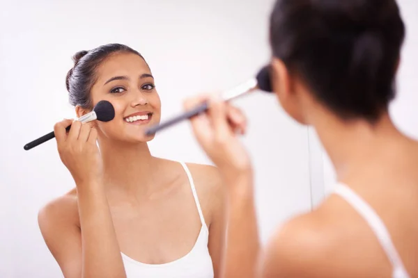 Eklemek Isterim Genç Bir Kadın Aynaya Makyaj Yapıyor — Stok fotoğraf