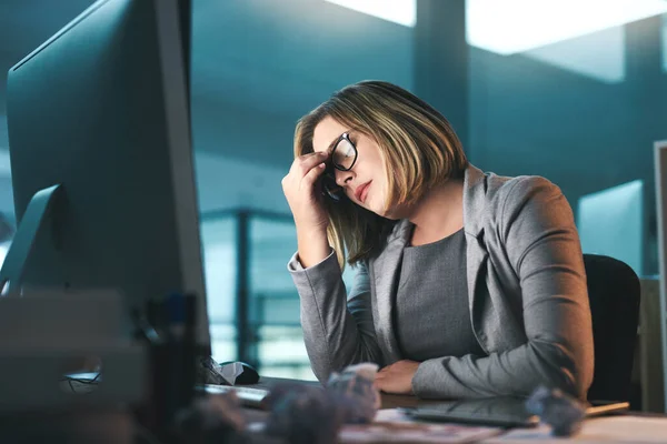 Enfermo Dolor Cabeza Mujer Negocios Oficina Cansado Fatiga Mientras Trabaja — Foto de Stock