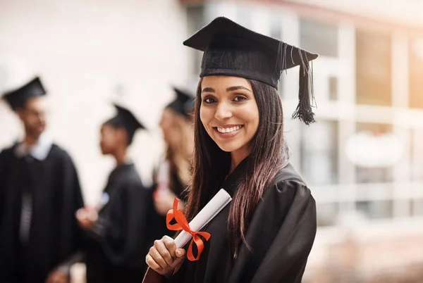 Graduación Diploma Retrato Una Mujer Estudiante Universitaria Con Felicidad Orgullo — Foto de Stock