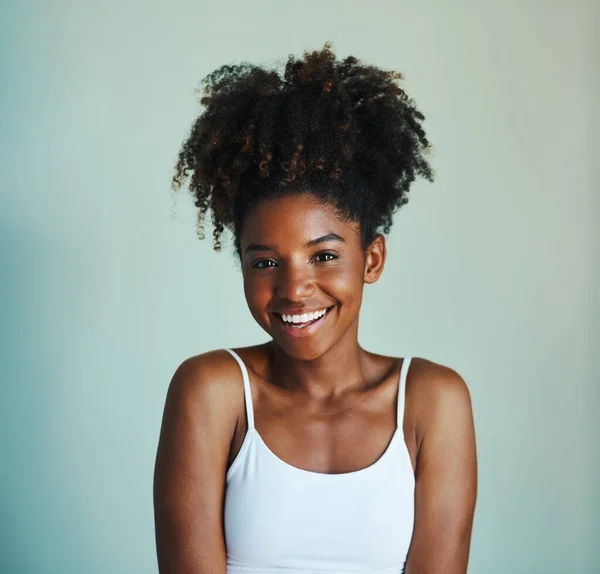 Lycka Ungdom Och Porträtt Svart Kvinna Studio Bakgrund Med Afro — Stockfoto