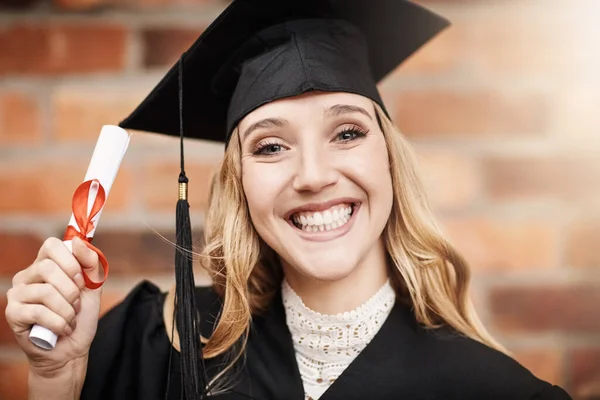 卒業証書と笑顔を持つ大学生の女性 卒業生と肖像画 学校行事で大学の成績 教育の成功と将来の屋外を祝うことに興奮した女性 — ストック写真
