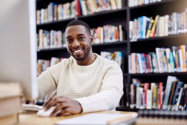 Portre, gülümseme ve bilgi, araştırma ve bilgi için bilgisayar ve arama sitesindeki siyah adam. Yüz, erkek ve öğrenci teknolojisi, internet ve üniversite eğitimi.