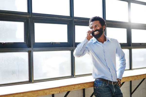 Ventana Llamada Telefónica Sonrisa Con Hombre Negocios Oficina Para Planificación —  Fotos de Stock
