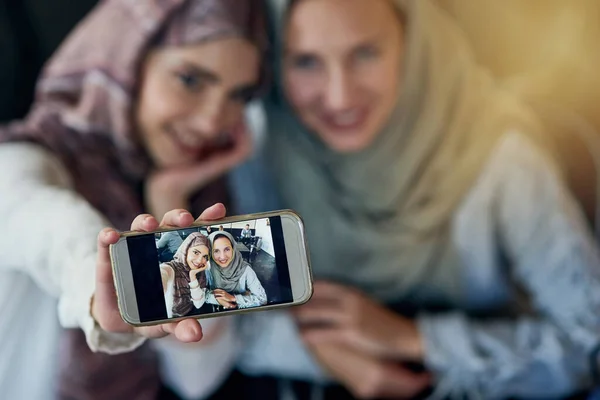 穆斯林妇女 朋友和自私自利的手机 微笑和快乐贴在博客 网络或社交媒体上 快乐的伊斯兰女性 团体和智能手机应用于摄影 轮廓图片或记忆 — 图库照片