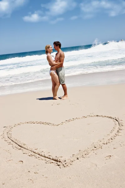 每个夏天都有一个故事 一对年轻夫妇在沙滩上享受一段浪漫的时光 旁边是在沙滩上心动的图画 — 图库照片