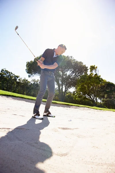 Soustředil Veškerou Pozornost Míč Pohledný Dospělý Muž Hrající Golf — Stock fotografie