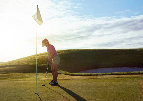 Pratik Yapmak Mükemmel Bir Atış Güneşli Bir Günde Golf Oynayan — Stok fotoğraf