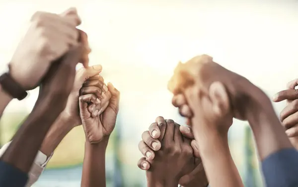Unternehmen Menschen Mitarbeiter Und Gruppen Halten Händchen Solidarität Und Unterstützung — Stockfoto