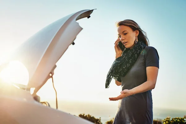 Załamanie Telefon Serwis Samochodowy Dla Kobiet Sfrustrowany Wzywający Pomocy Pomoc — Zdjęcie stockowe