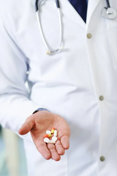 Eine Handvoll Kleiner Lebensretter Nahaufnahme Einer Arzthand Mit Verschiedenen Medikamenten — Stockfoto