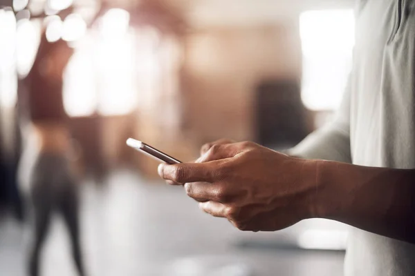 Enciende Entrenamiento Con Esta Aplicación Hombre Irreconocible Usando Teléfono Móvil — Foto de Stock