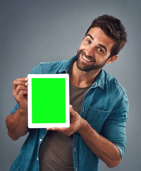 Homem Feliz Retrato Tablet Com Tela Verde Para Publicidade Marketing — Fotografia de Stock