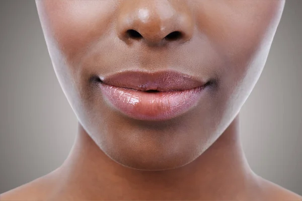 Varje Läpp Skulle Behöva Lite Glans Närbild Afrikansk Kvinnas Mun — Stockfoto