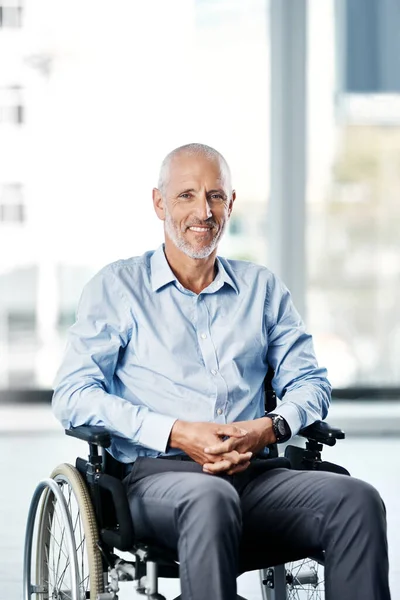 Seguro Cadeira Rodas Retrato Homem Com Deficiência Hospital Para Reabilitação — Fotografia de Stock