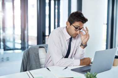 Baş ağrısı, anksiyete ve ofisteki bilgisayardaki adam arıza, hata ya da krizle hayal kırıklığına uğramış. Stres, tükenme ve başarısızlığa kızgın erkek iş adamı, 404 veya kötü eleştiri, son teslim tarihi ya da teknik gecikme.