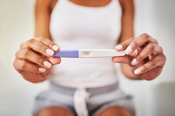 Ruce Žena Detailní Záběr Pozitivního Těhotenského Testu Ženy Koupelně Svého — Stock fotografie