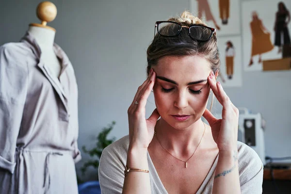 Nie Sądzę Skończę Czas Projektant Mody Patrząc Zestresowany Jej Biurku — Zdjęcie stockowe