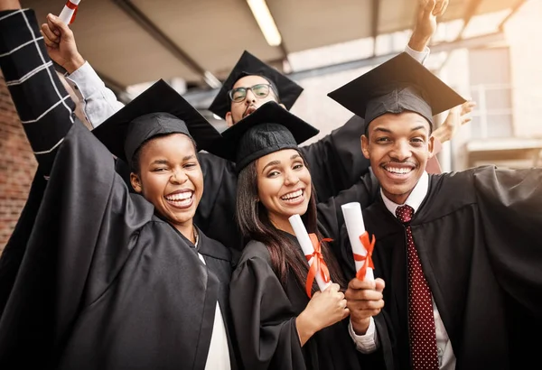 Graduação Estudantes Retrato Feliz Amigos Universitários Com Diploma Livre Diversidade — Fotografia de Stock