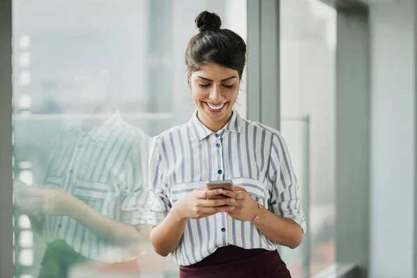 Mujer Negocios Sonrisa Texto Telefónico Con Felicidad Ventana Oficina Con —  Fotos de Stock