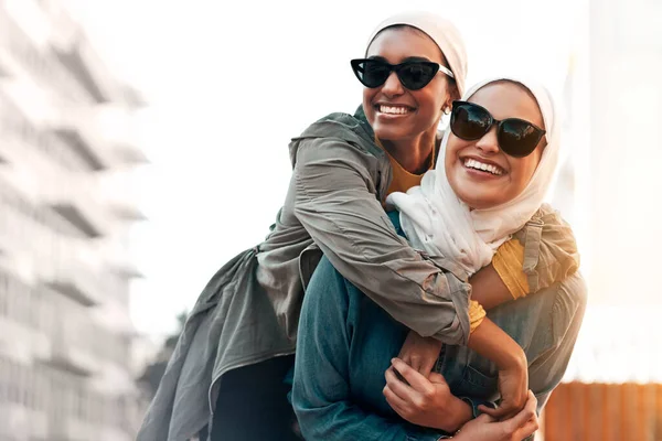 在卡塔尔 穆斯林妇女 朋友和搭便车的妇女与自由 青年和城市人一起在城市旅行 伊斯兰女性 带着有趣的游戏 太阳镜和漫画书走在地铁里 — 图库照片