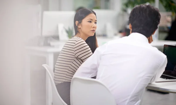 議論の深い オフィスで仕事について議論するアジアの2つのビジネスの同僚の背面ビュー — ストック写真