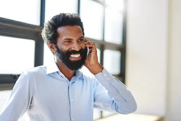 Pensamiento Sonrisa Llamada Telefónica Con Hombre Negocios Trabajo Para Comunicación —  Fotos de Stock